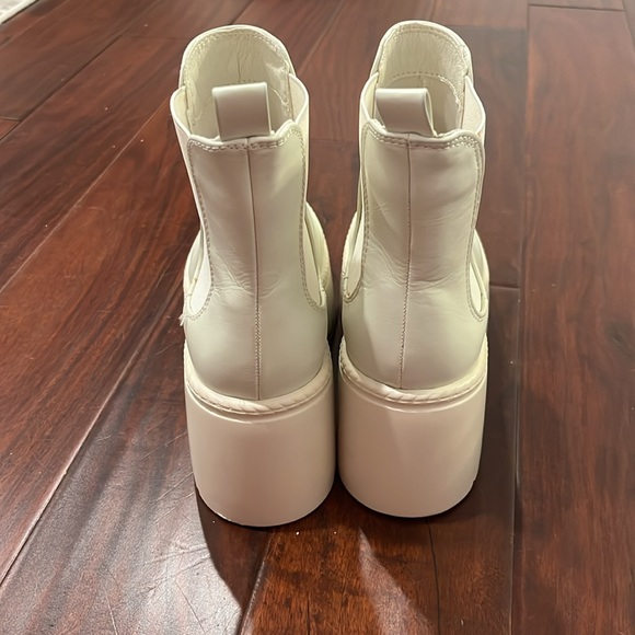Nine West ivory wedge booties size 6.5 - Picture 3 of 3
